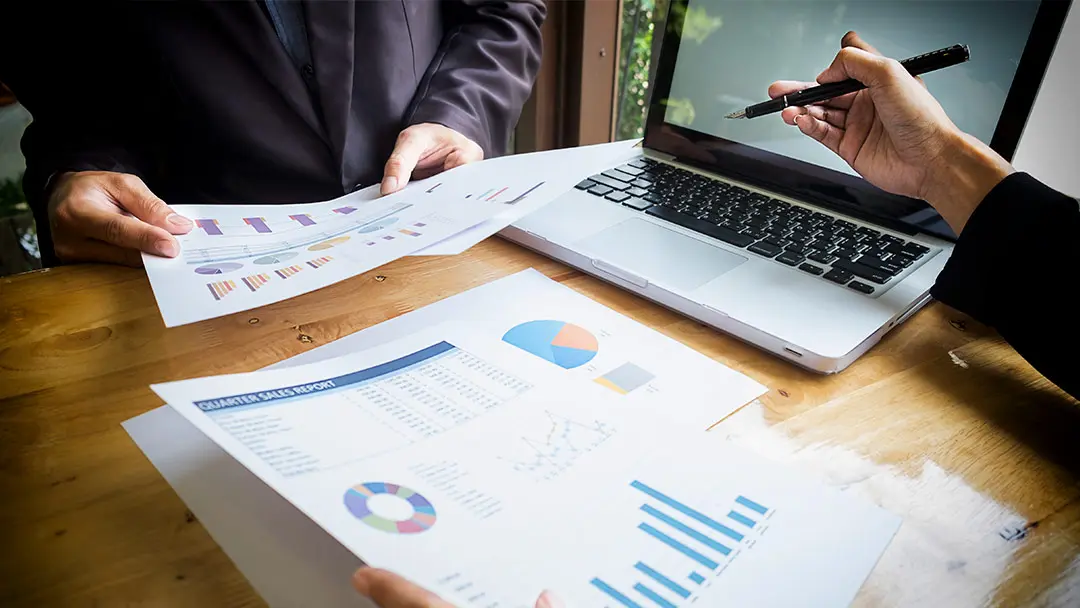 Empresario administrando personas realizando informes administrativos