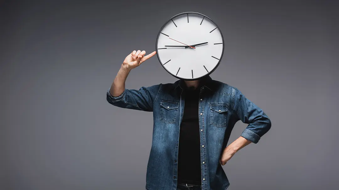 Plano-americano-de-un-hombre-con-cabeza-de-reloj