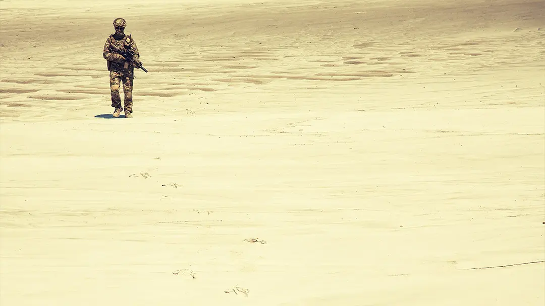 Soldado-caminando-por-el-desierto-durante-conflicto-armado Soldado-caminando-por-el-desierto-durante-conflicto-armado