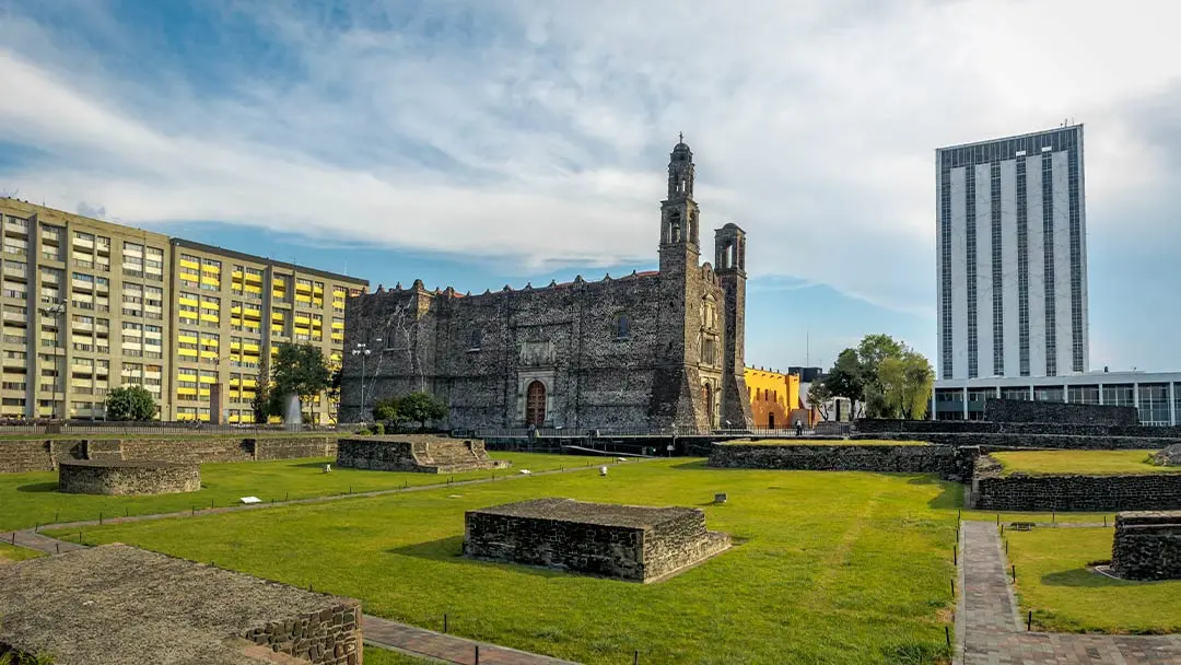 Plaza-de-las-Tres-Culturas-en-Ciudad-de-México