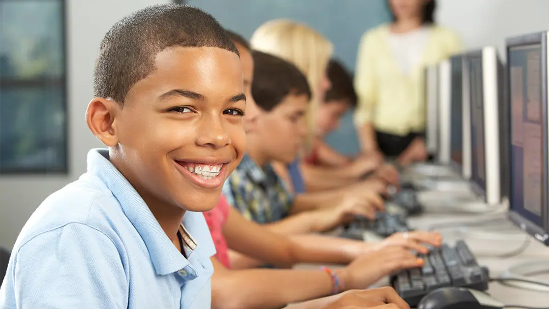 Estudiante-aprendiendo-feliz