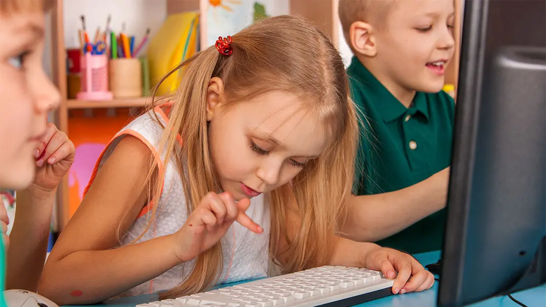 Estudiantes-aprendiendo-con-la-tecnología-y-videojuegos Estudiantes-aprendiendo-con-la-tecnología-y-videojuegos