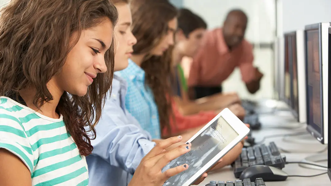 Estudiantes-usando-la-tecnología
