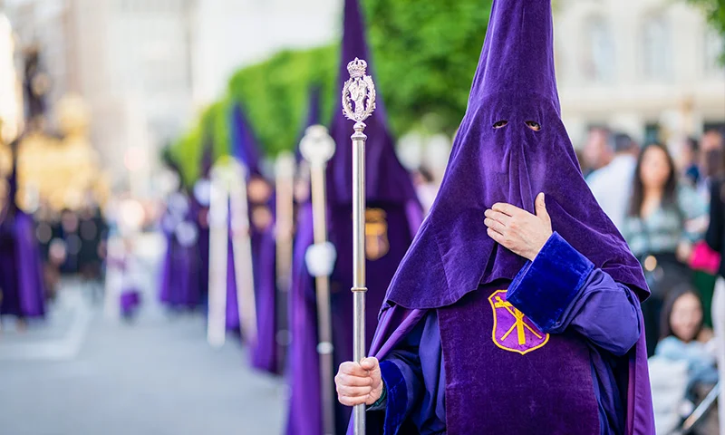 Imagen de desfile tradicional de Semana Santa