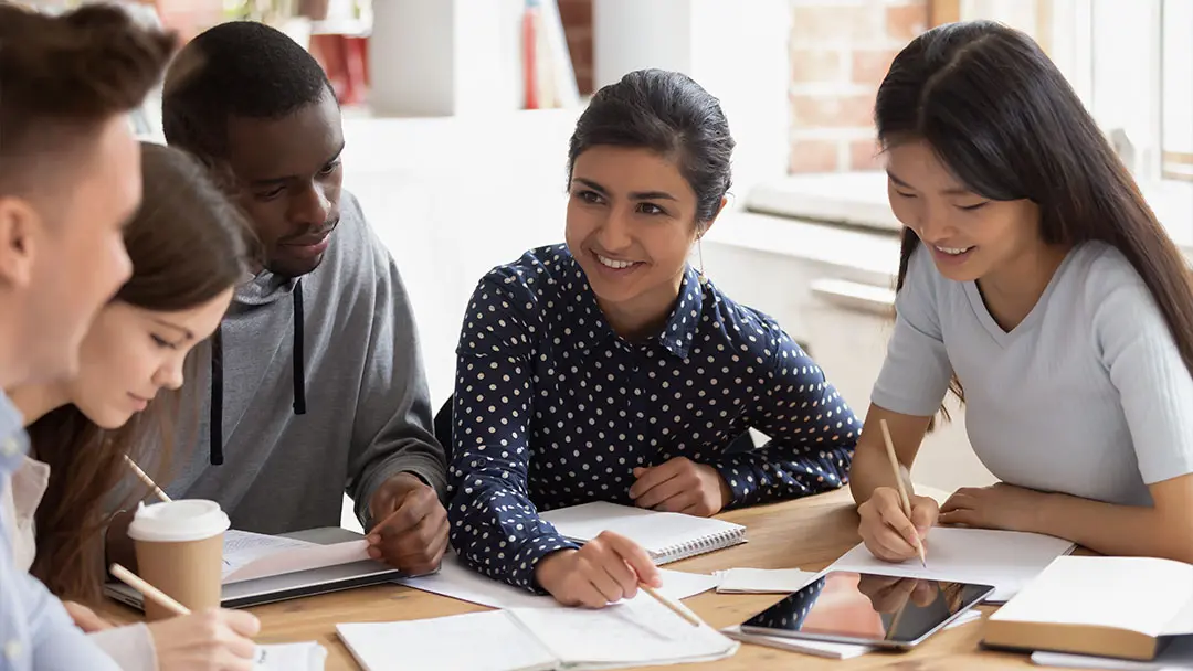 estudiantes-jóvenes-compartiendo-ideas
