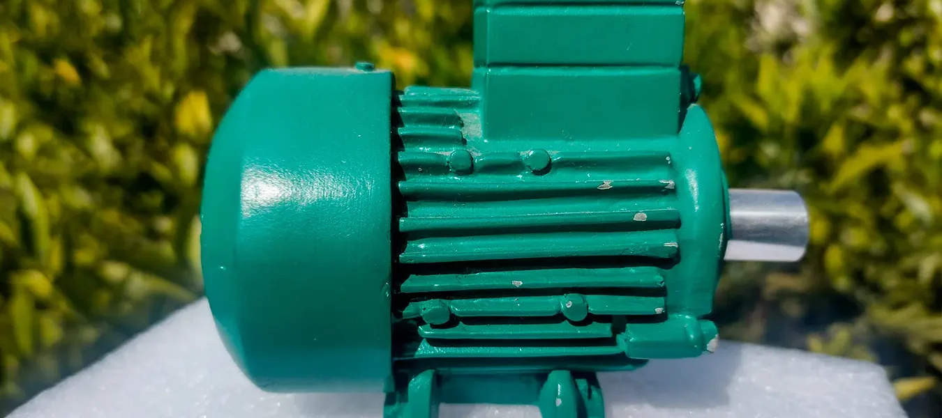 ¿Por qué es importante la limpieza en motores eléctricos asincrónicos?