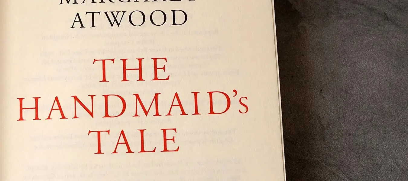 “El Cuento de la Criada” de Margaret Atwood 