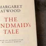 “El Cuento de la Criada” de Margaret Atwood 