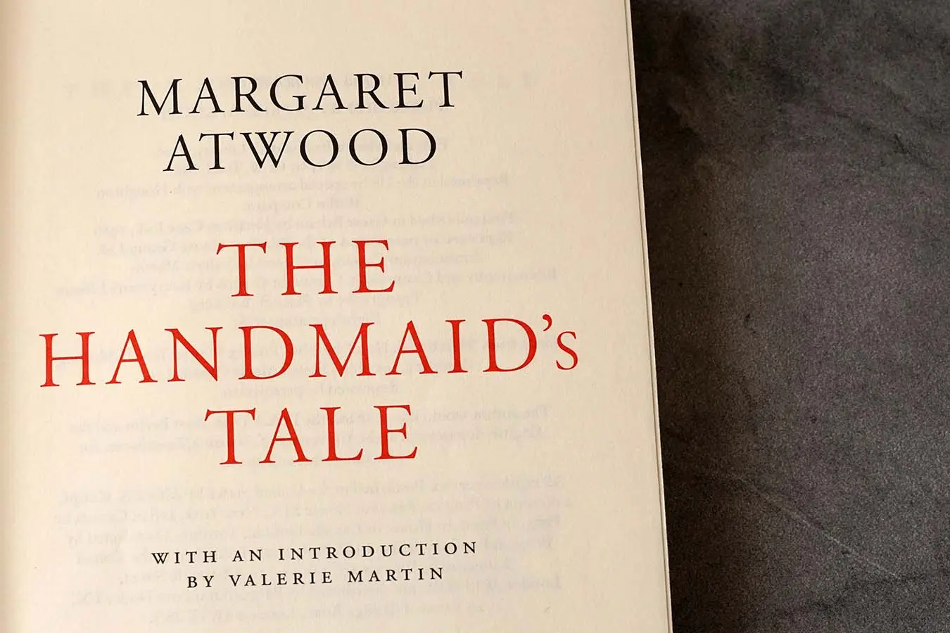 “El Cuento de la Criada” de Margaret Atwood 