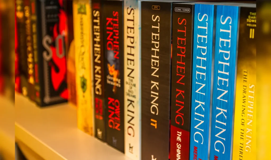 TEXT ALT (FOTO): imagen referencial de libros de Stephen King