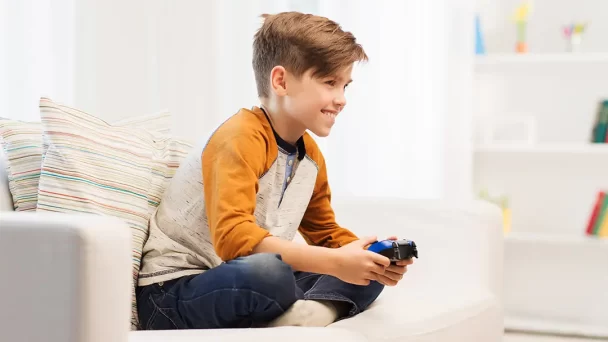 Niño-feliz-con-videojuego-en-casa