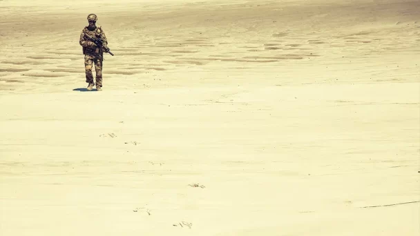 Soldado-caminando-por-el-desierto-durante-conflicto-armado