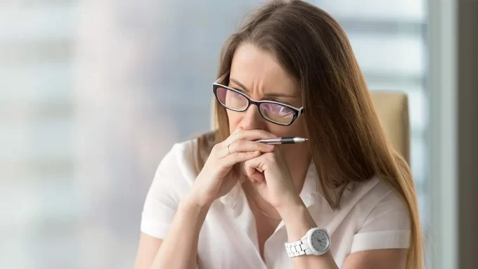 mujer con pensamientos confusos