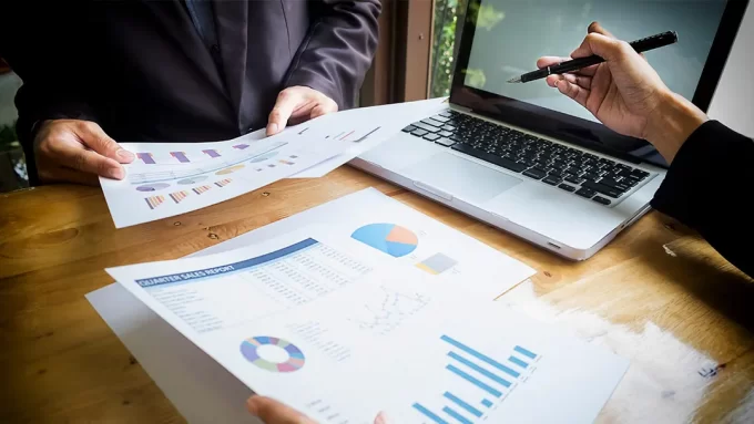 personas realizando informes administrativos